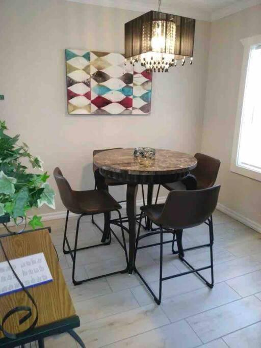 Charming 2 Bedroom Retreat Minutes From Downtown タルサ エクステリア 写真