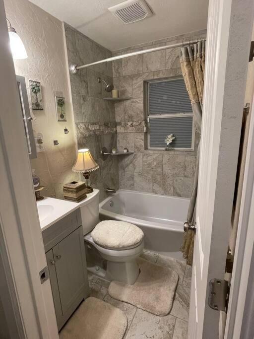 Charming 2 Bedroom Retreat Minutes From Downtown タルサ エクステリア 写真