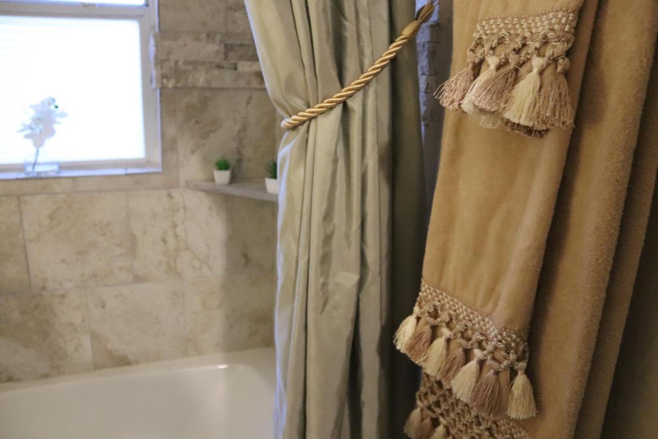 Charming 2 Bedroom Retreat Minutes From Downtown タルサ エクステリア 写真